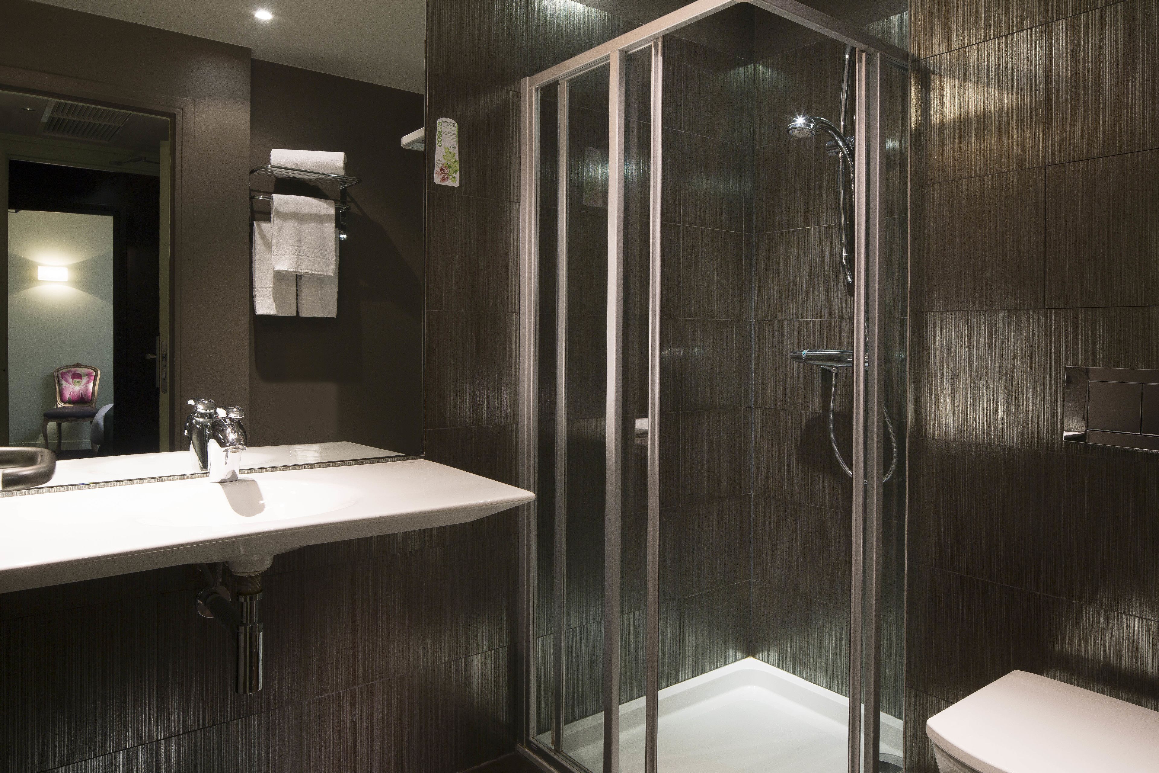 double room (plaisir) | bathroom | combined shower/bathtub, hydromassage showerhead, designer toiletries
