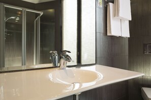 Chambre Double (Charme) | Lavabo de la salle de bain