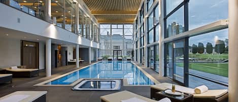 Piscina interna, espreguiçadeiras