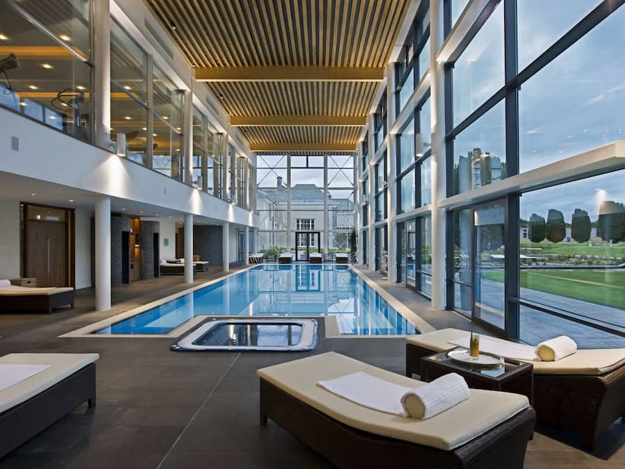 Indoor pool, sun loungers