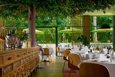 3 restaurantes, se sirve desayuno . Castlemartyr Resort