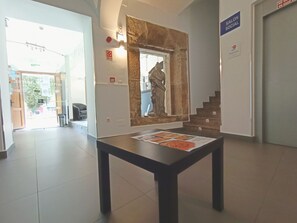 تلفزيون بشاشة مسطحة بحجم 28-بوصة يعرض قنوات تلفزيونية رقمية، تلفزيون
