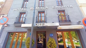 A hotel with a sign reading "HOTEL RAMLA EMERITA". - Hotel Rambla Emérita (Merida)