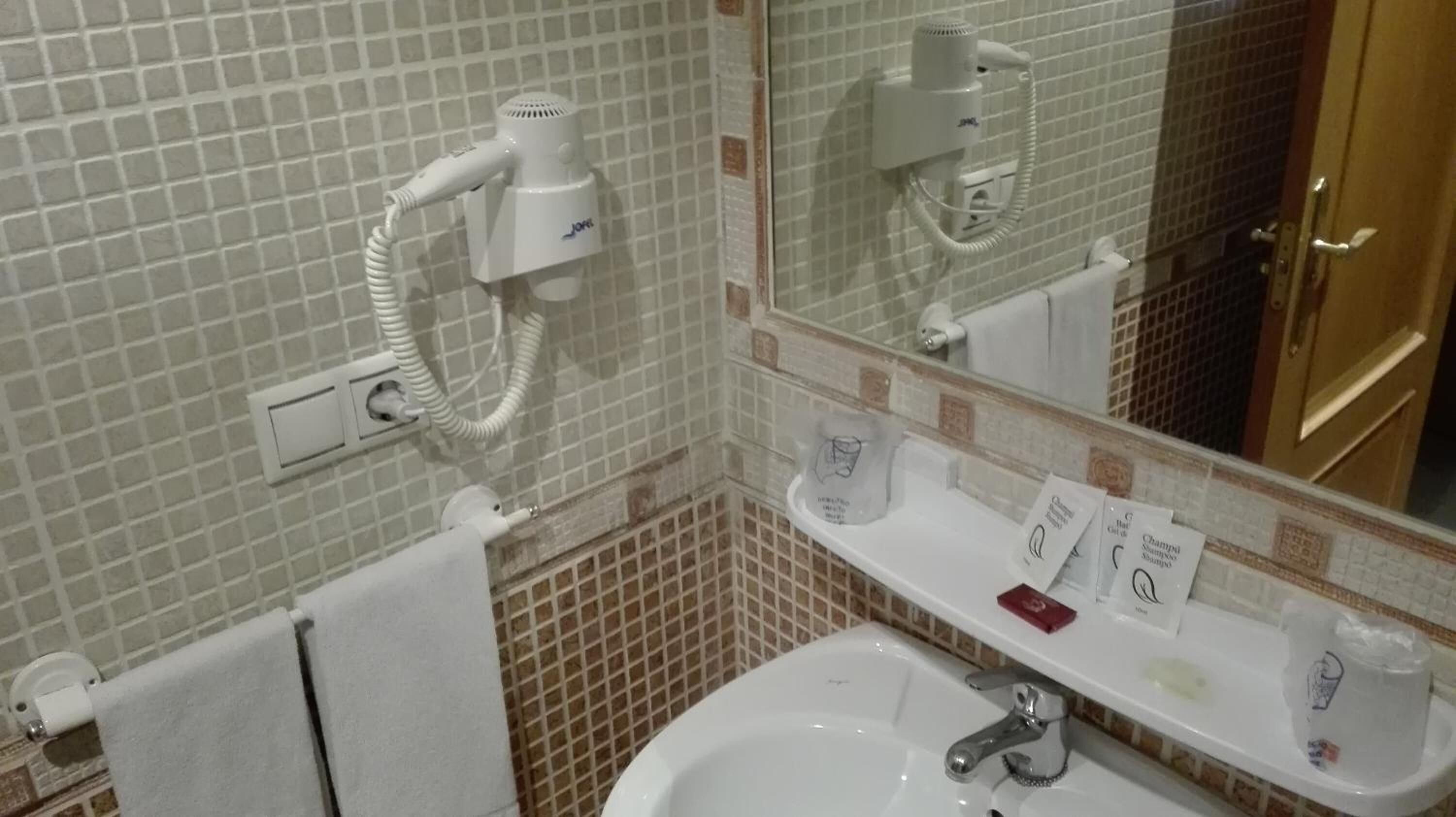 shower, free toiletries, hair dryer, towels