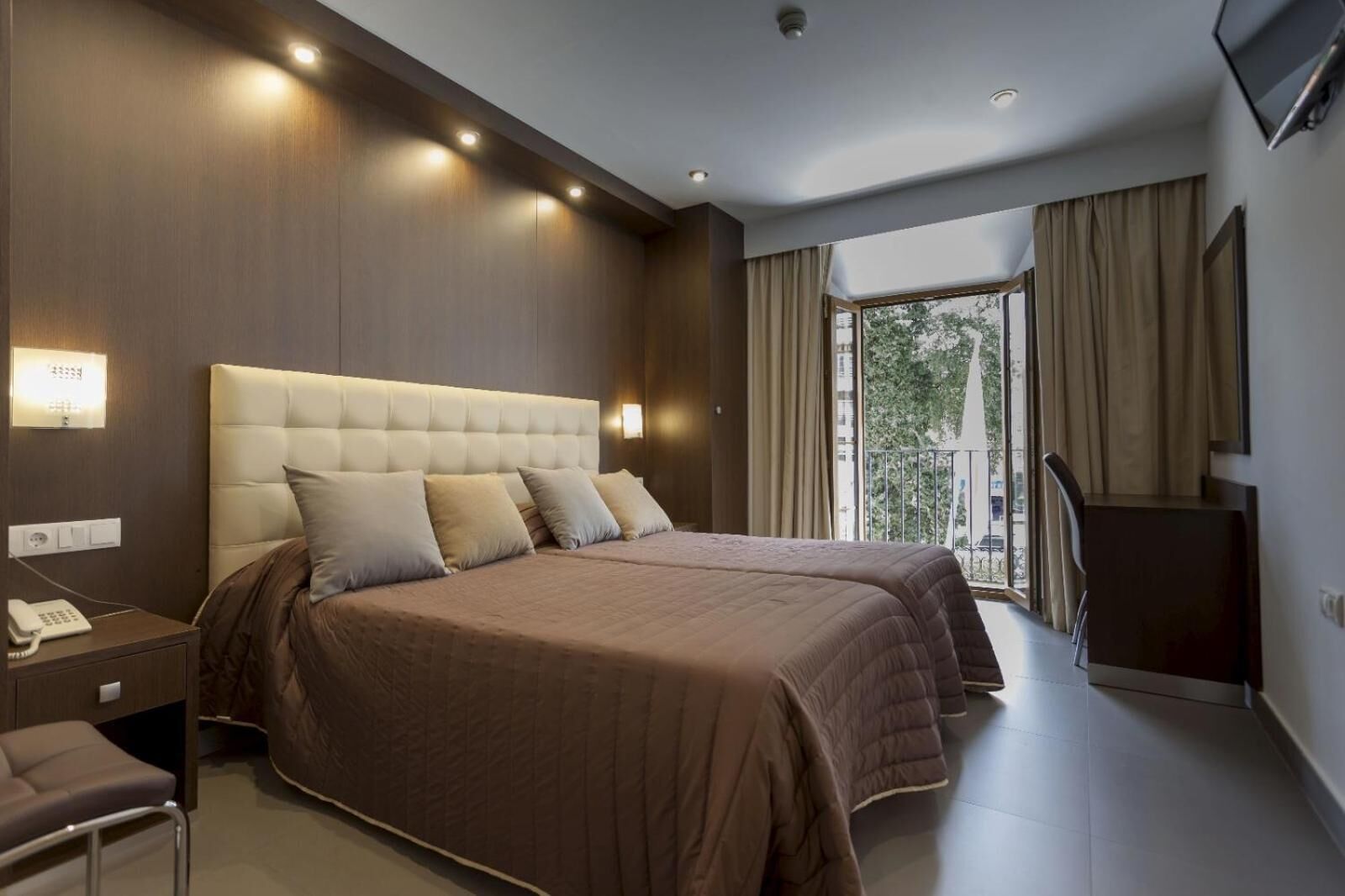 Ropa de cama de alta calidad, minibar, escritorio y cortinas opacas