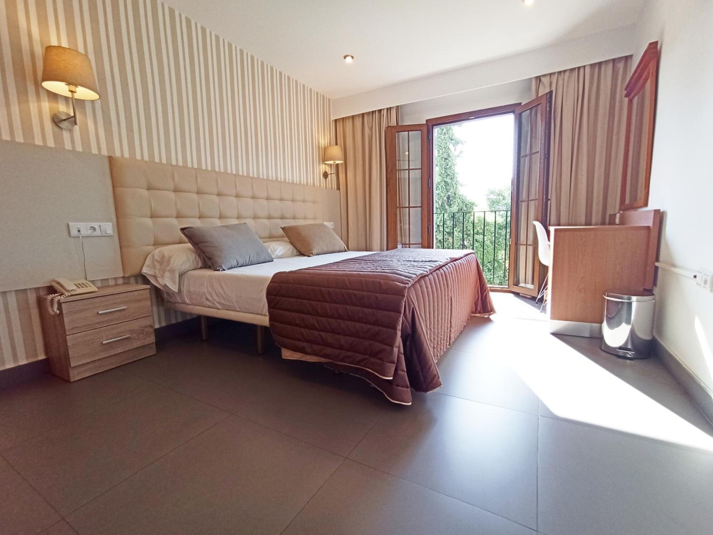 premium bedding, minibar, desk, blackout curtains