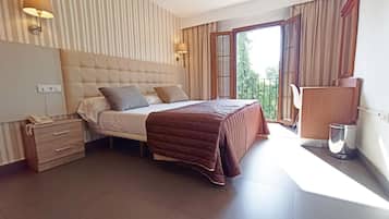 Ropa de cama de alta calidad, minibar, escritorio y cortinas opacas