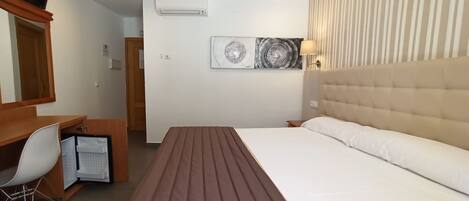 Habitación con 1 cama doble o 2 individuales | Ropa de cama de alta calidad, minibar, escritorio y cortinas opacas