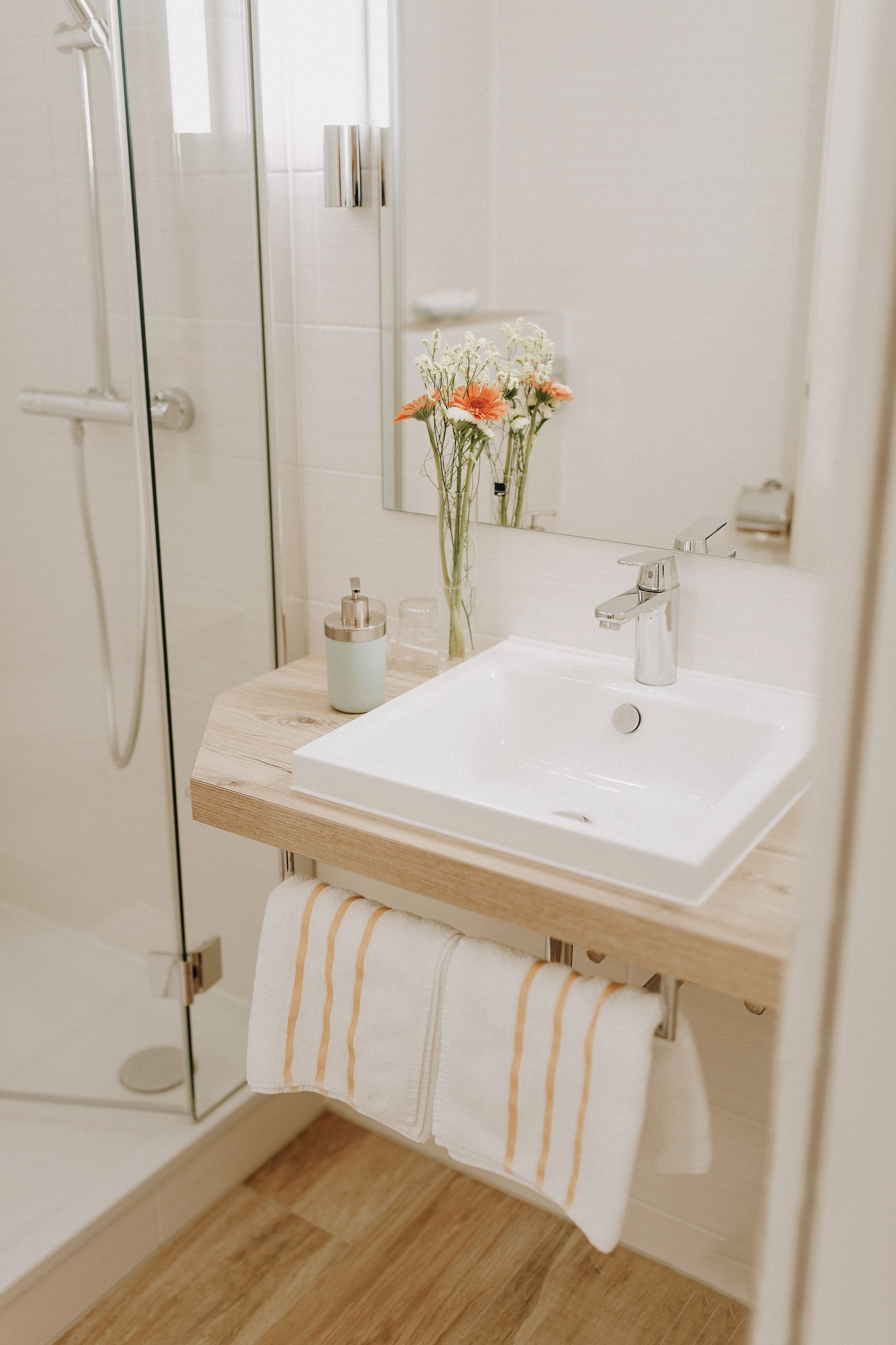 standard double or twin room | bathroom | shower, free toiletries, hair dryer, heated floors