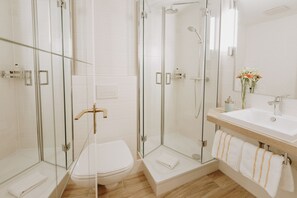 Single Room | Bathroom | Shower, free toiletries, hair dryer, heated floors - Huber´s Hotel (Baden-Baden)
