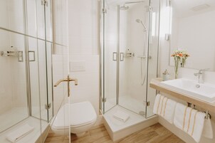 Quarto solteiro | Banheiro | Chuveiro, produtos de toalete grátis, secador de cabelo, piso aquecido