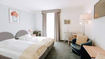 Comfort Double Room | Hypo-allergenic bedding, desk, blackout drapes, iron/ironing board