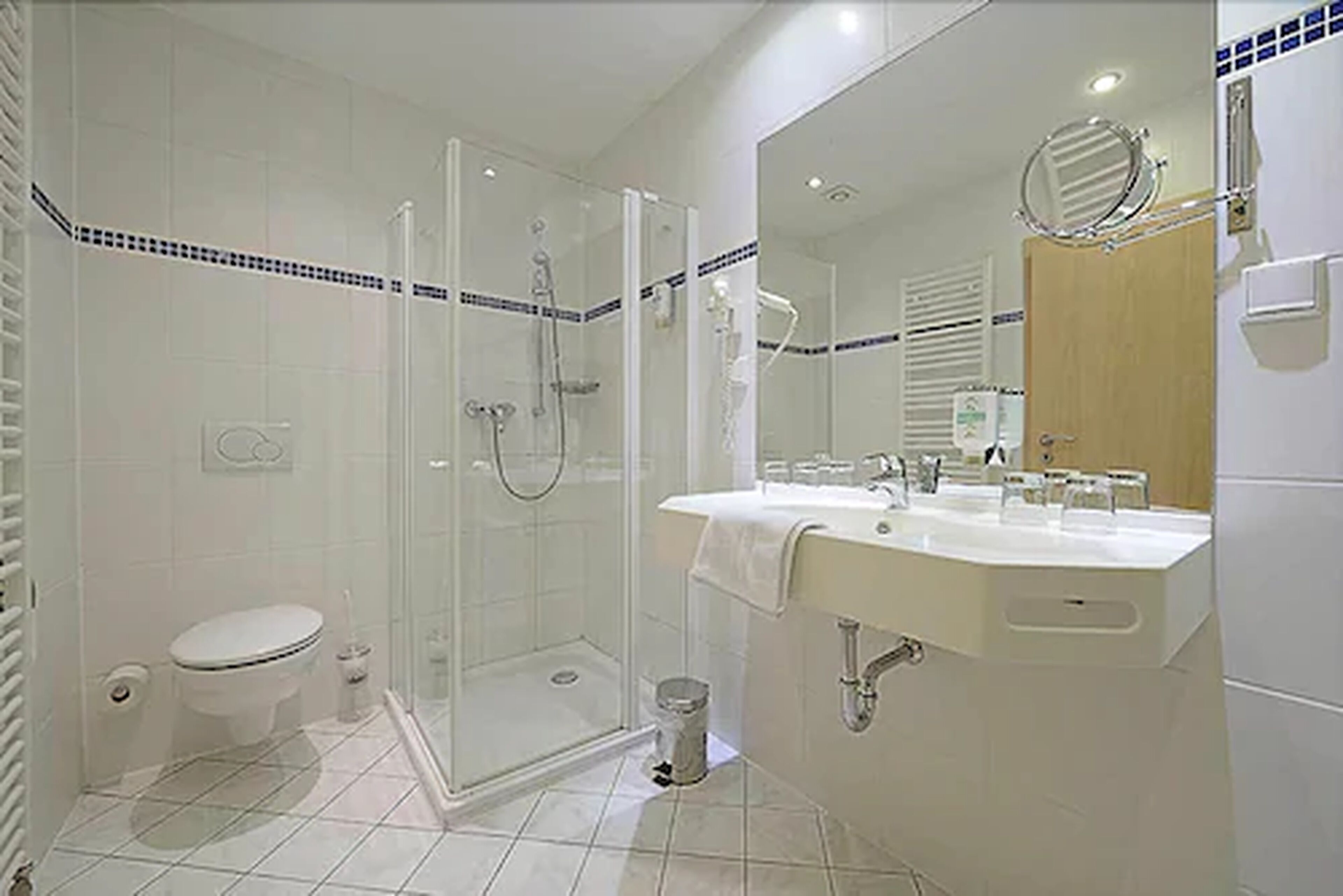 quadruple room | bathroom | shower, free toiletries, hair dryer, towels