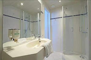 Standaard eenpersoonskamer | Badkamer | Een douche, gratis toiletartikelen, een haardroger, handdoeken