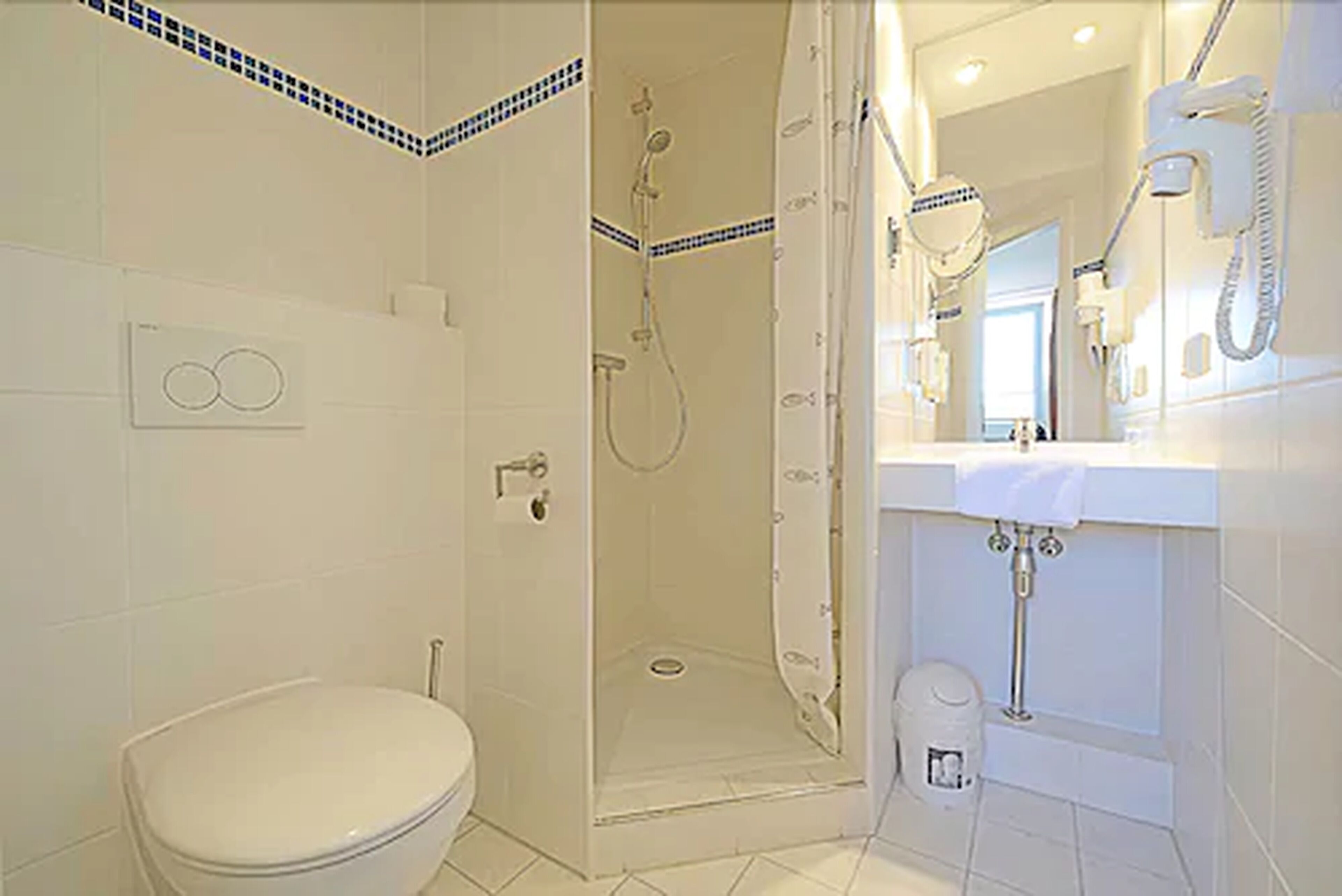 standard single room | bathroom | shower, free toiletries, hair dryer, towels