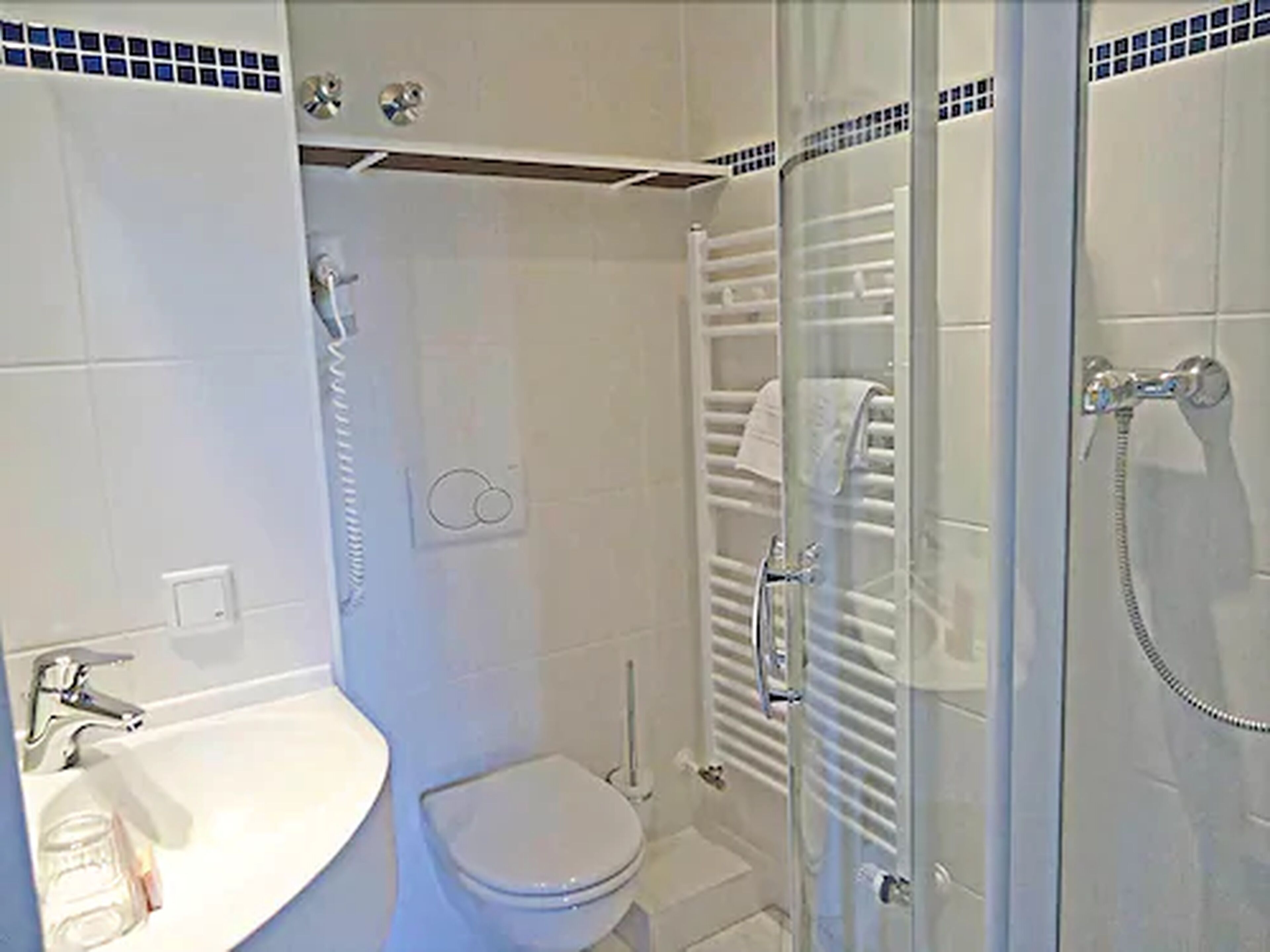 standard single room | bathroom | shower, free toiletries, hair dryer, towels