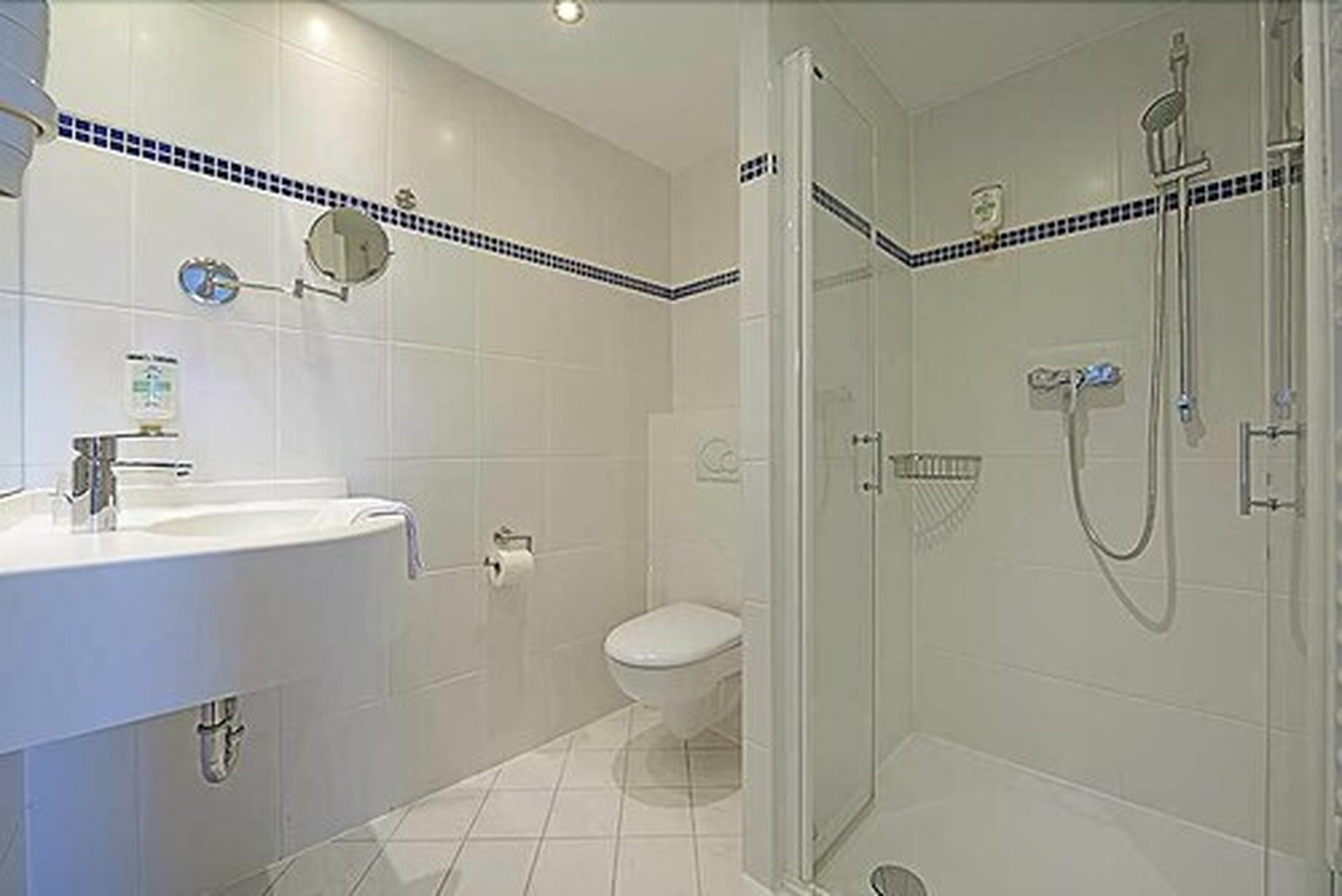 double room | bathroom | shower, free toiletries, hair dryer, towels