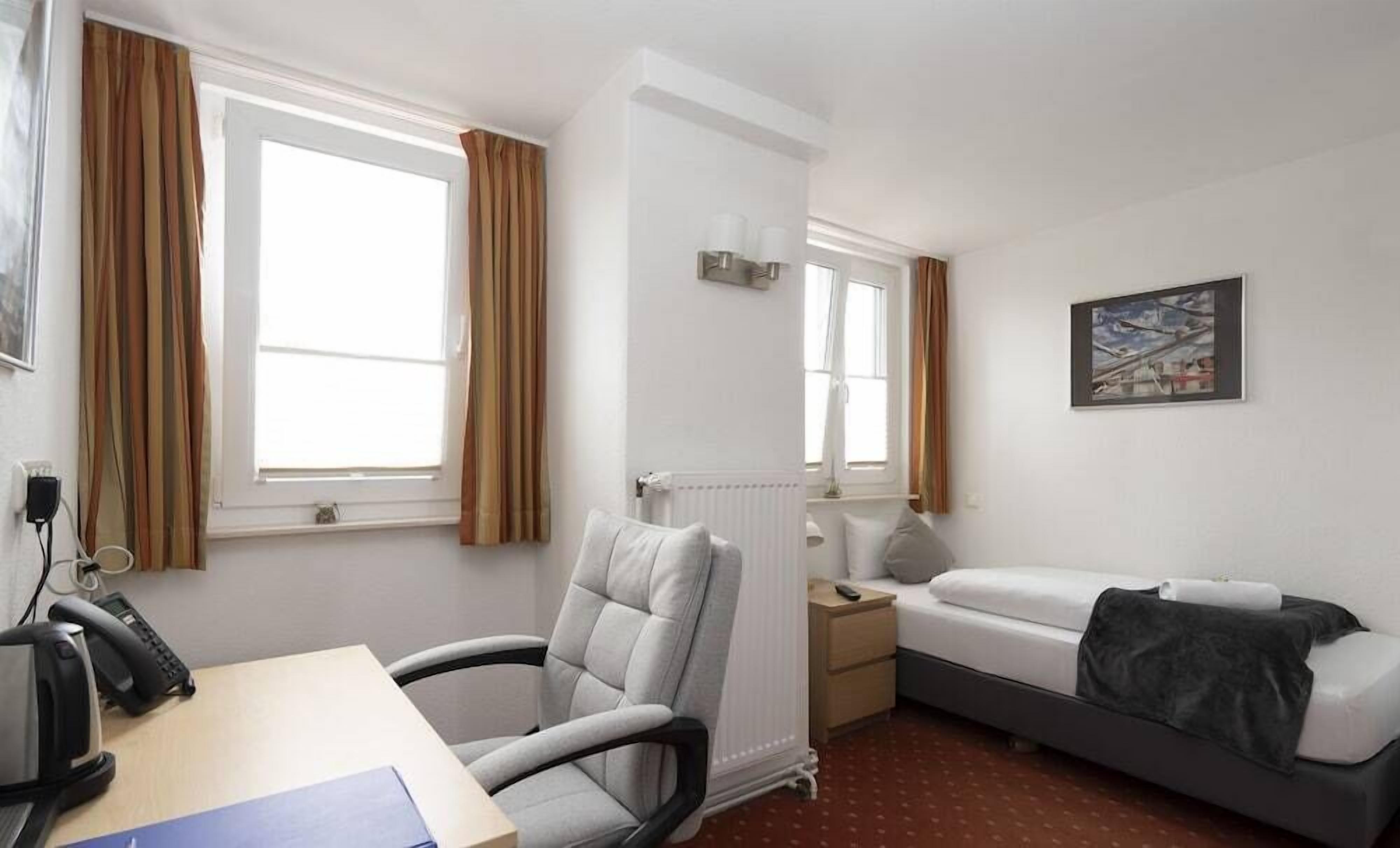 Literie hypoallergénique, lit avec matelas à plateau-coussin, bureau