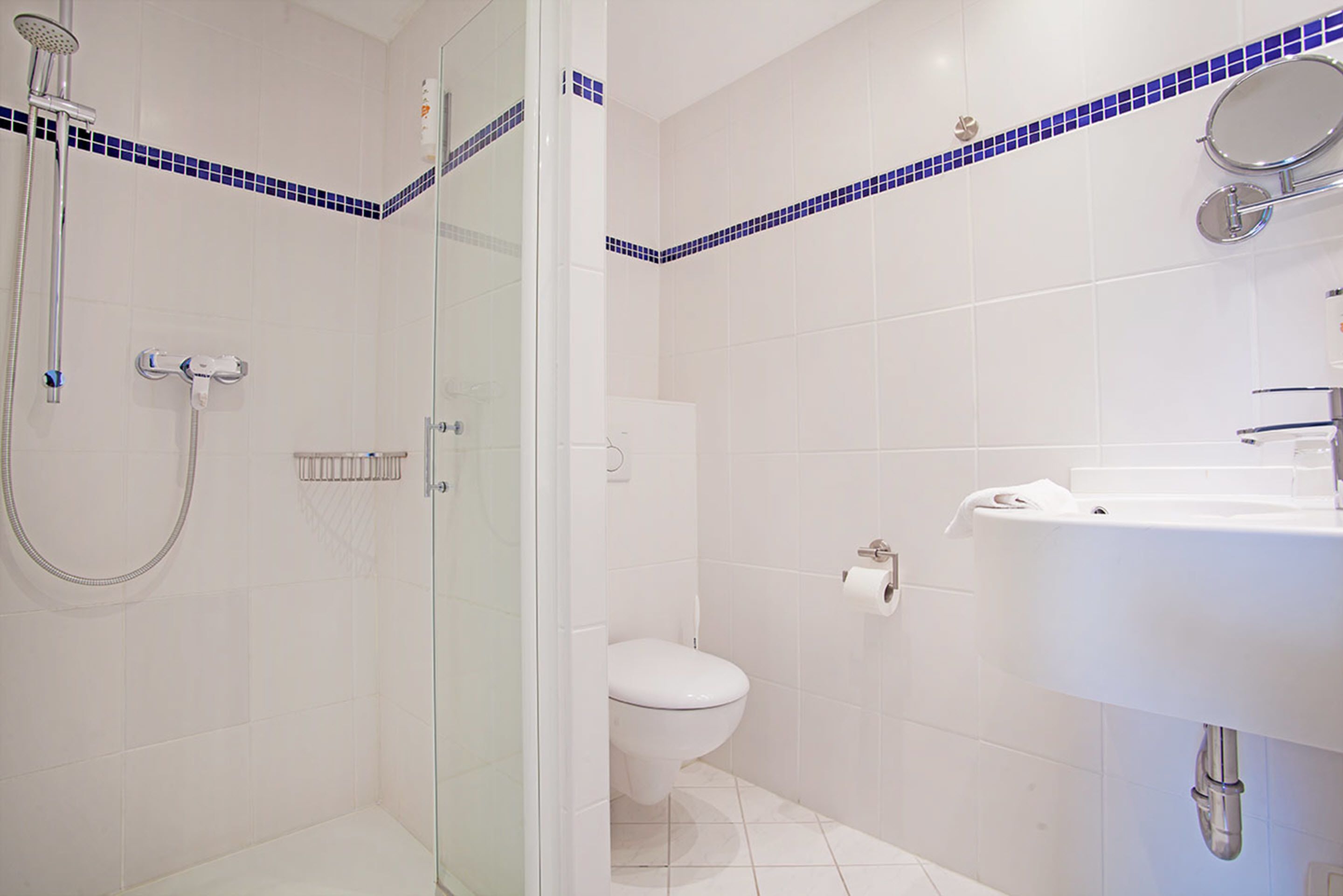 triple room | bathroom | shower, free toiletries, hair dryer, towels
