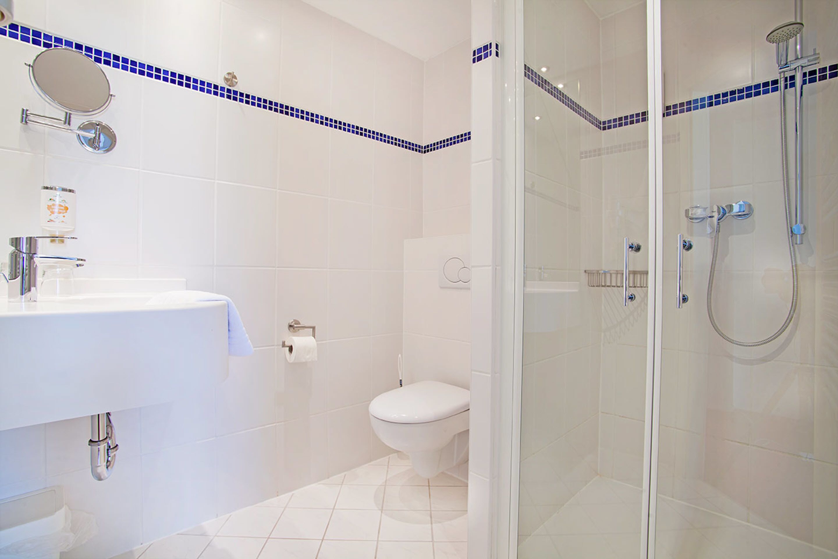standard single room | bathroom | shower, free toiletries, hair dryer, towels