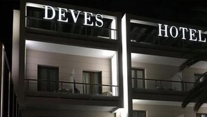 Ein Hotel mit modernem Design, ein gut sichtbares 'DEVES HOTEL'-Schild.