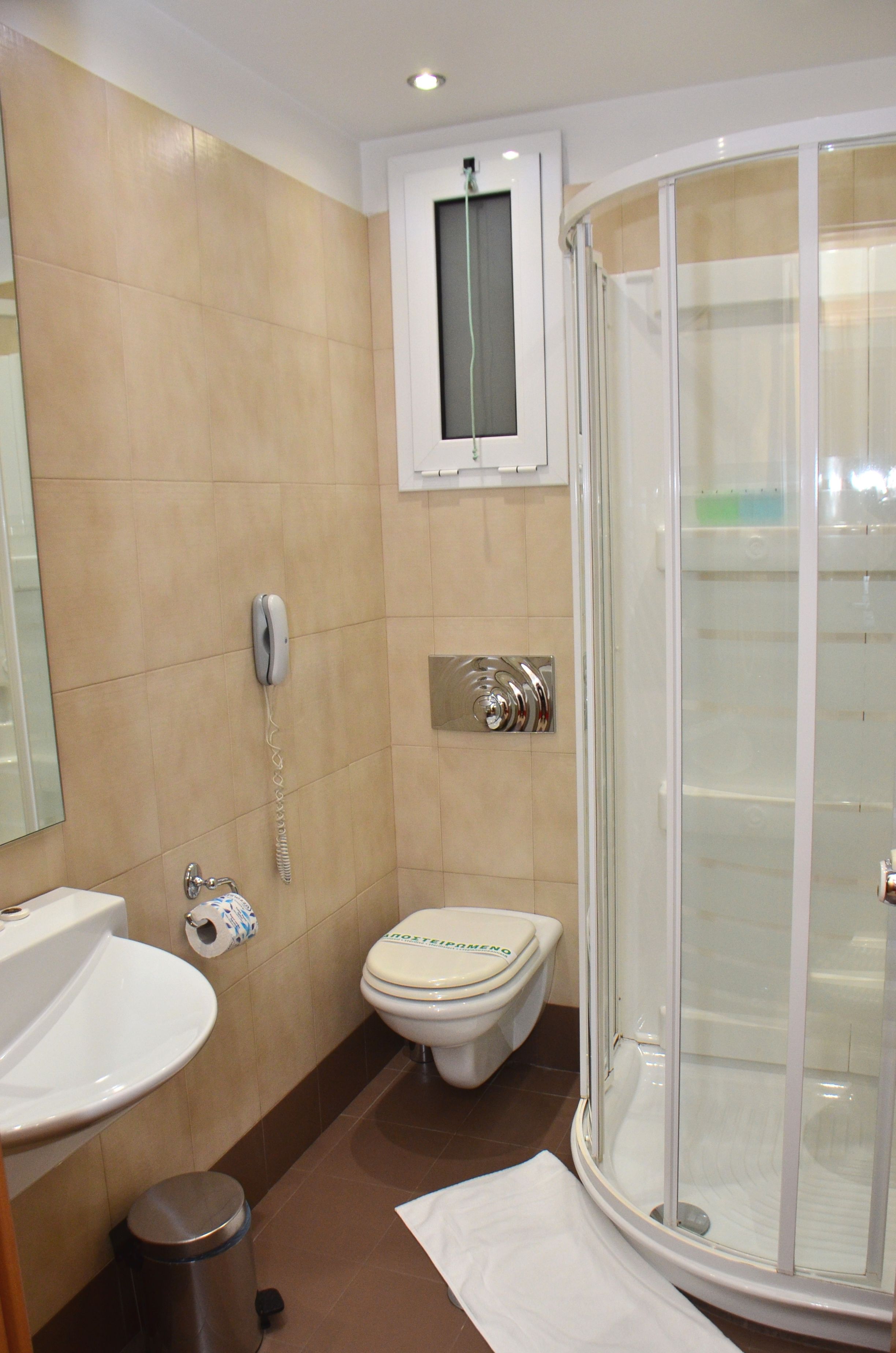 Een badkamer met een wastafel, toilet en douche.