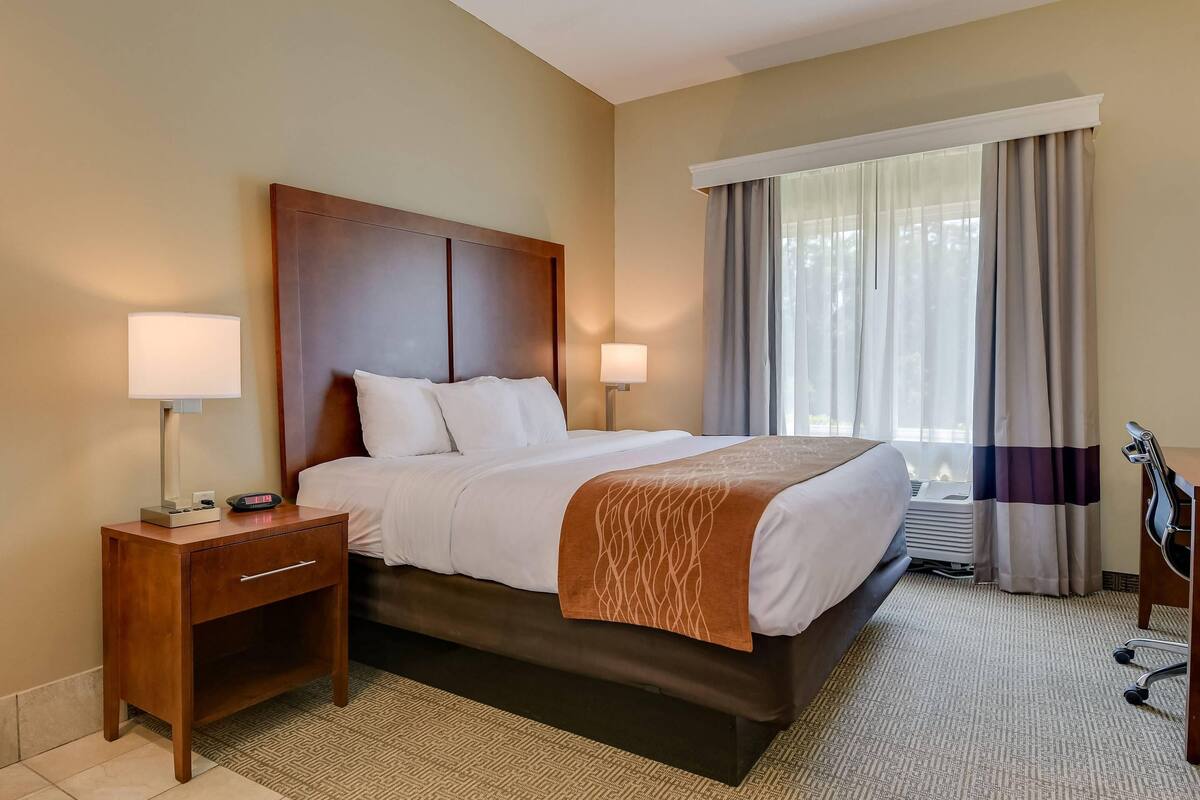 Room, 1 King Bed, Non Smoking (Whirlpool) | Laptop workspace, iron/ironing board, WiFi (free), bed sheets