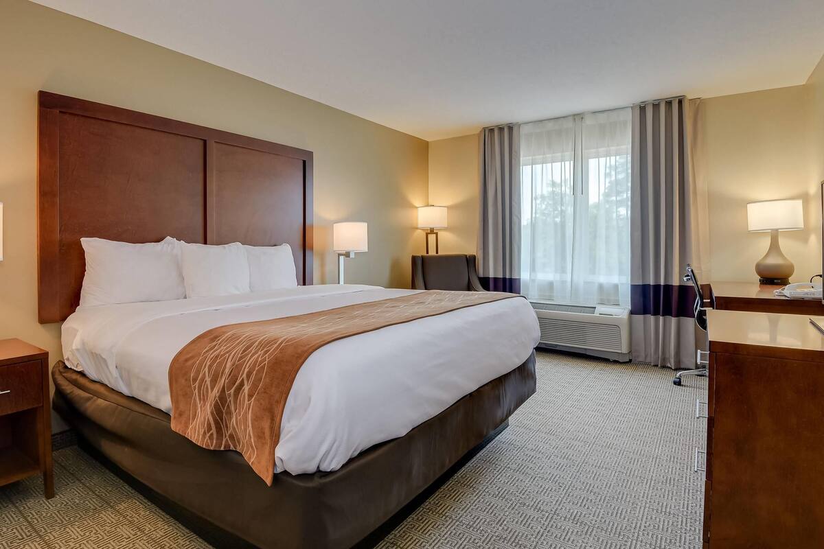 Room, 1 King Bed, Accessible, Non Smoking | Laptop workspace, iron/ironing board, WiFi (free), bed sheets