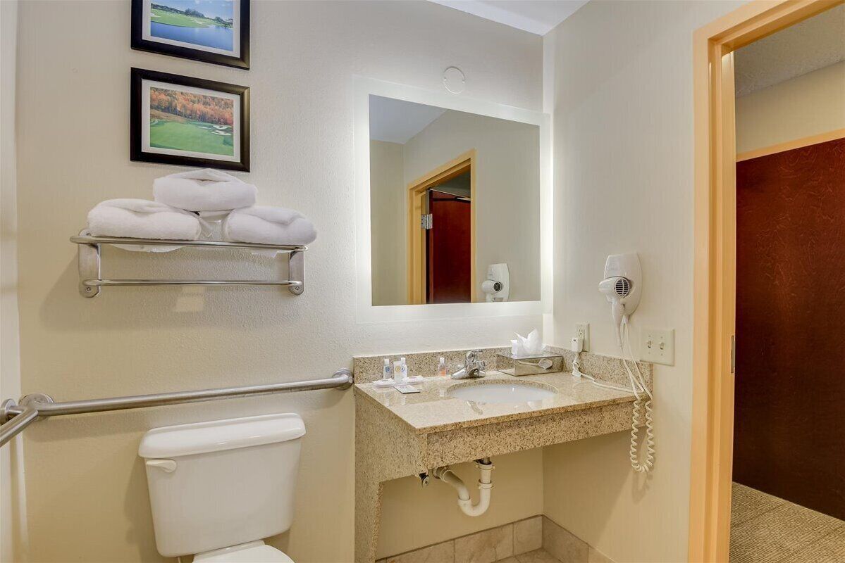 combined shower/bathtub, hair dryer, towels