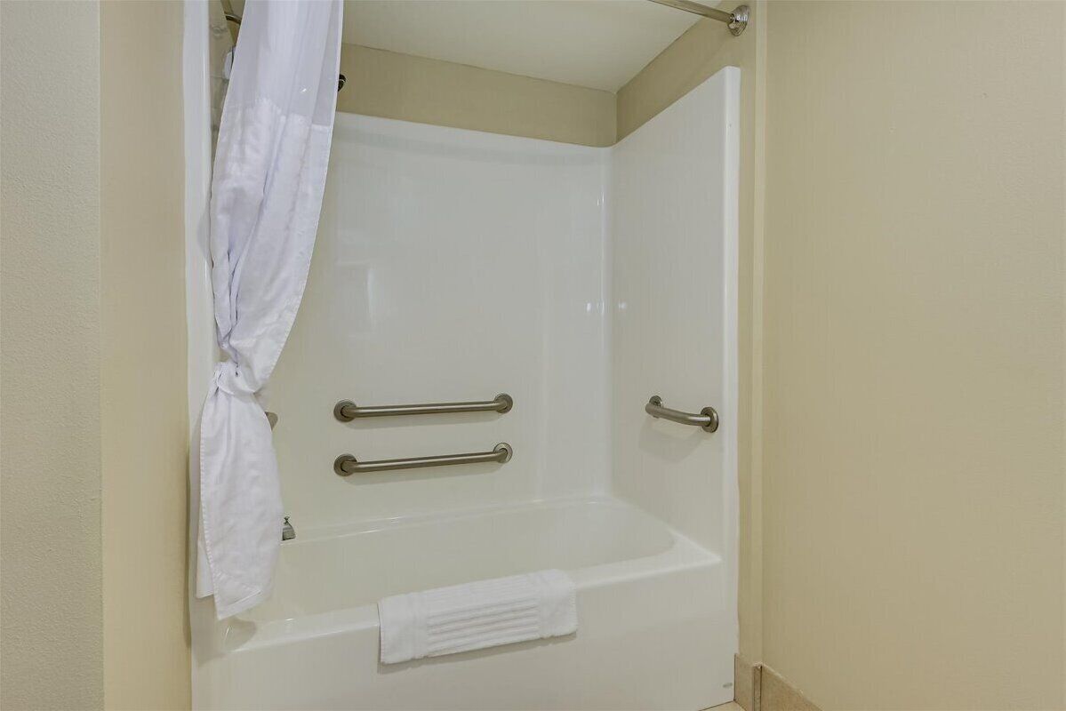 room, 1 king bed, accessible, non smoking | bathroom | combined shower/bathtub, hair dryer, towels
