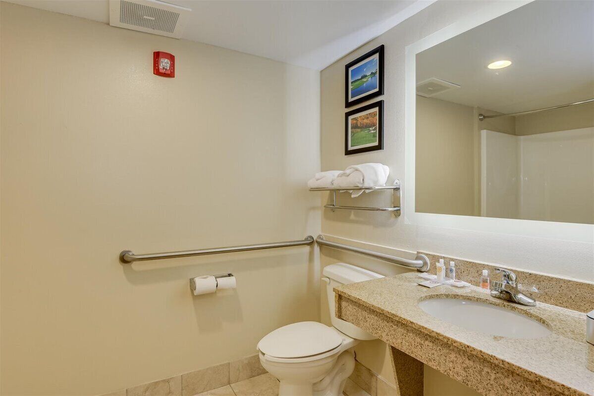 combined shower/bathtub, hair dryer, towels