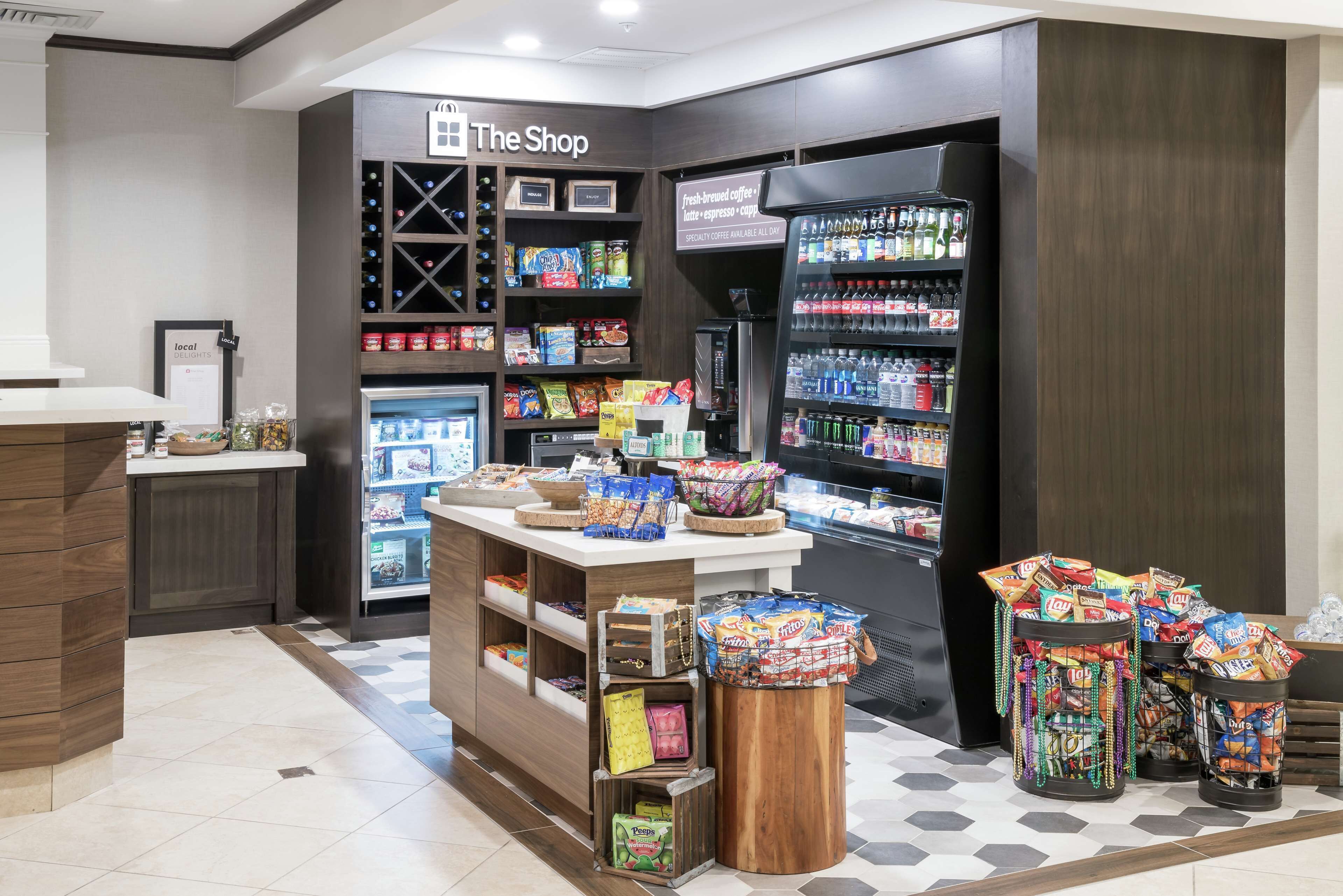 Kahvaltı ve akşam yemeği sunulur 