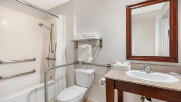 Ein Badezimmer mit Dusche, Toilette und Waschbecken.