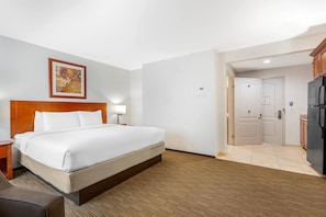 Ropa de cama de alta calidad y caja de seguridad en la habitación