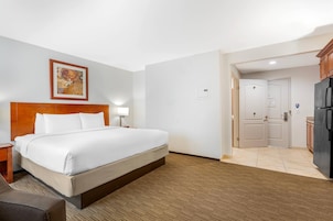 Ropa de cama de alta calidad y caja de seguridad en la habitación