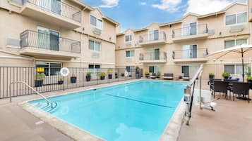 Utomhuspool, öppet 09.00 till 21.00, parasoller och solstolar