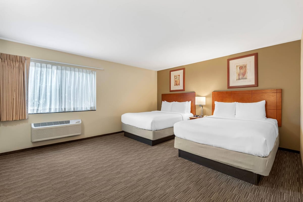 Premium bedding, in-room safe, individually decorated