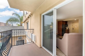 Ropa de cama de alta calidad y caja de seguridad en la habitación