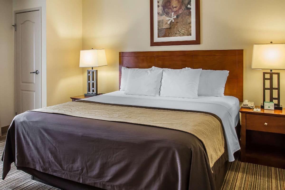 Premium bedding, in-room safe, individually decorated