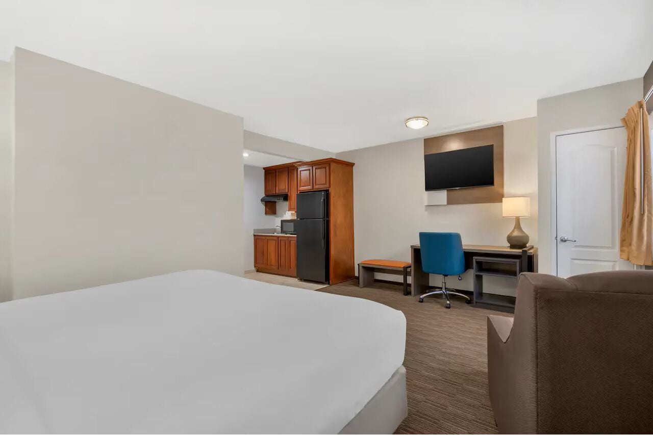 Literie de qualité, coffre-fort, décor unique, ameublement unique