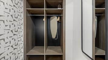 In-room safe, soundproofing, iron/ironing board, free WiFi