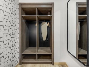 Standard Room, 1 King Bed, Private Bathroom | In-room safe, soundproofing, iron/ironing board, free WiFi