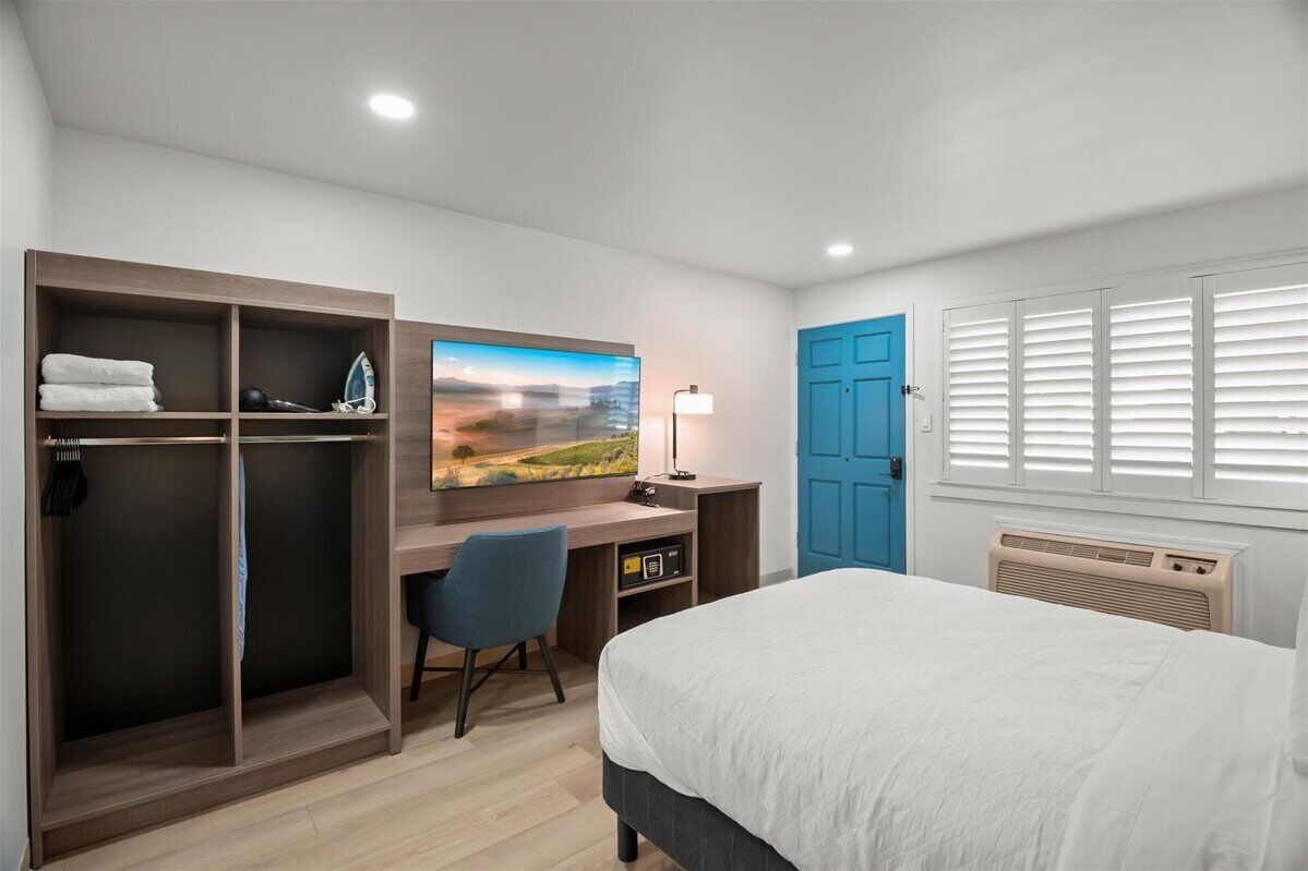 Standard Room, 1 Queen Bed, Private Bathroom | In-room safe, soundproofing, iron/ironing board, free WiFi