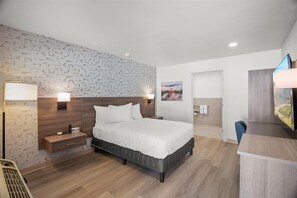 Standard Room, 1 Queen Bed, Private Bathroom | In-room safe, soundproofing, iron/ironing board, free WiFi