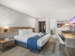 Standard Room, 1 King Bed, Private Bathroom | In-room safe, soundproofing, iron/ironing board, free WiFi