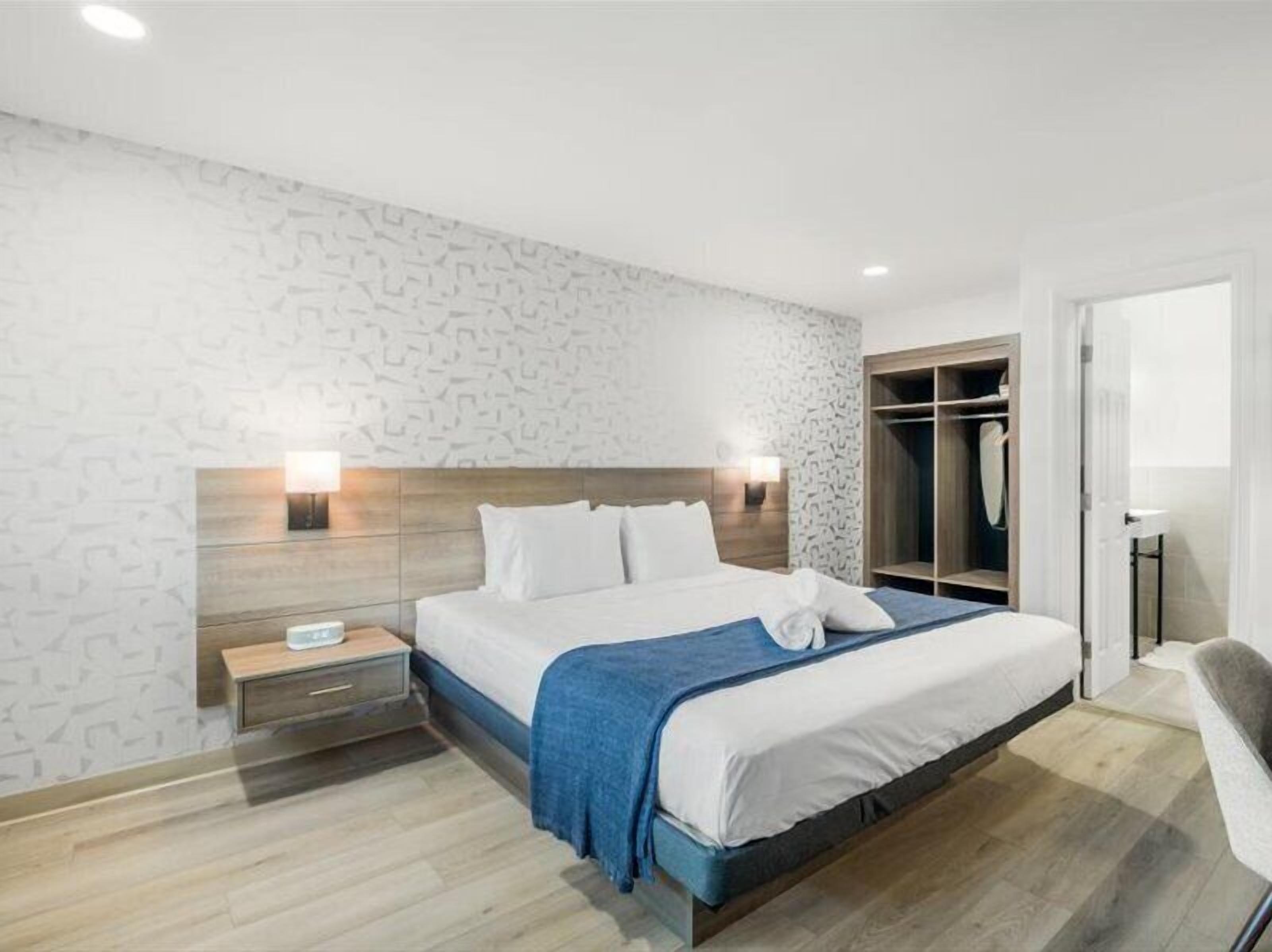 Standard Room, 1 King Bed, Private Bathroom | In-room safe, soundproofing, iron/ironing board, free WiFi