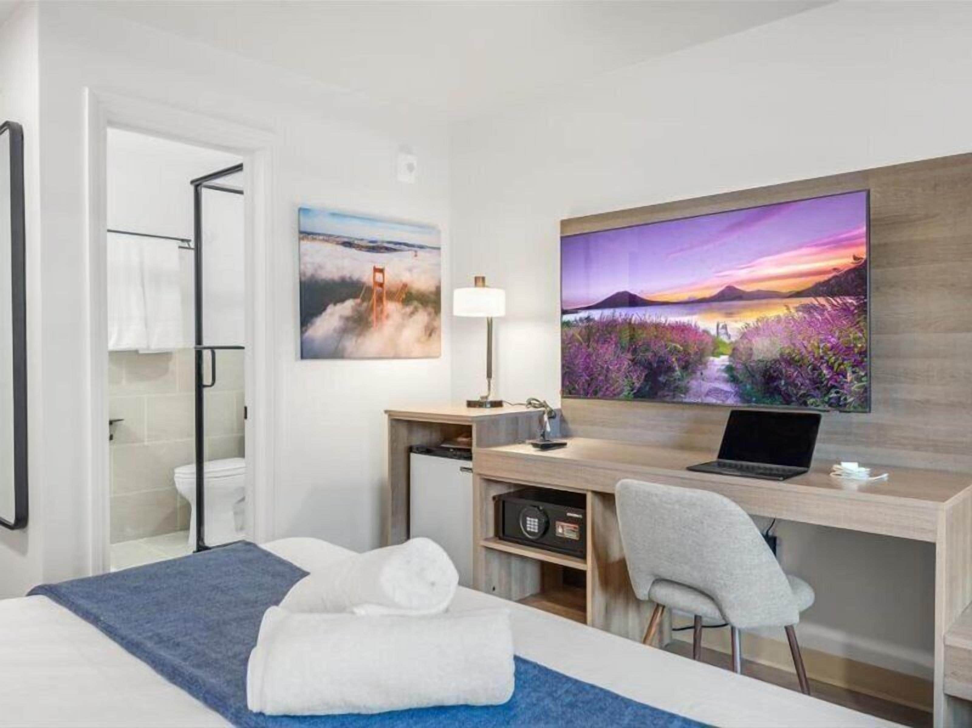 Standardrum - 1 kingsize-säng - privat badrum | Värdeförvaringsskåp på rummet, ljudisolering och strykjärn/strykbräda