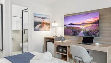 Standardrum - 1 kingsize-sÀng - privat badrum | VÀrdeförvaringsskÄp pÄ rummet, ljudisolering och strykjÀrn/strykbrÀda