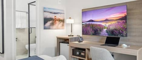 Standard Room, 1 King Bed, Private Bathroom | In-room safe, soundproofing, iron/ironing board, free WiFi