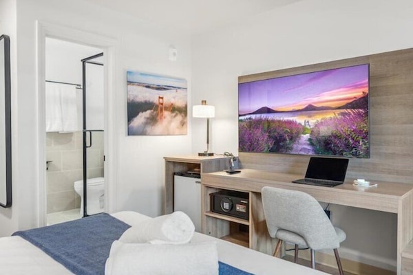 Standard Room, 1 King Bed, Private Bathroom | In-room safe, desk, laptop workspace, iron/ironing board